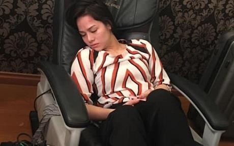 Nhat Kim Anh ngu va vat, bi bam dap o hau truong phim hinh anh