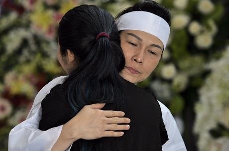 Vo va ba con trai nen noi dau, ke ve di nguyen cua nghe si Xuan Hieu hinh anh