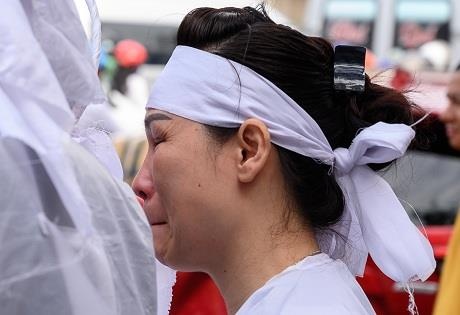 Vo con nghe si Xuan Hieu khoc nghen ben di anh trong le dua tang hinh anh