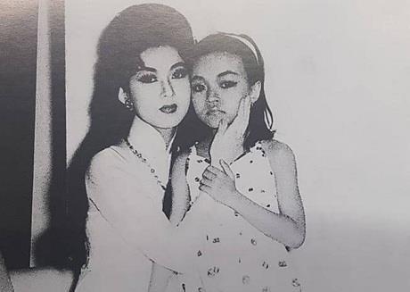 Danh ca Huong Lan chia se anh chup voi co nghe si Thanh Nga hinh anh