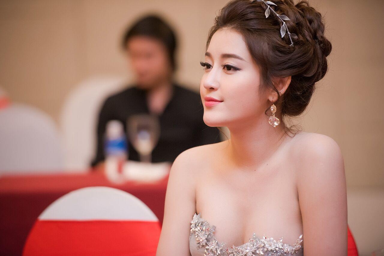 A hau Huyen My chia se tinh trang mat ngu keo dai hinh anh