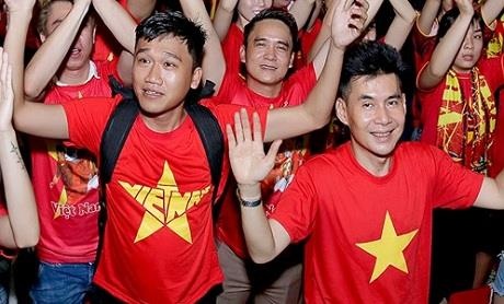 Dan nghe si an mung chien thang cua doi tuyen Viet Nam hinh anh