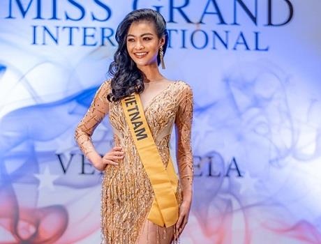 A hau Kieu Loan bi che 'dui to con thich mac vay xe' hinh anh