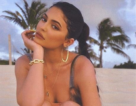 Vua chia tay Travis Scott, Kylie Jenner som bi nghi co ban trai moi hinh anh