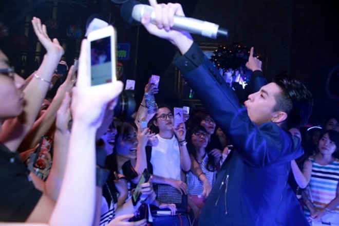 ca si viet gap su co tren san khau anh 5