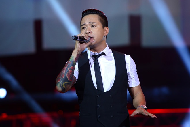 ca si viet gap su co tren san khau anh 2