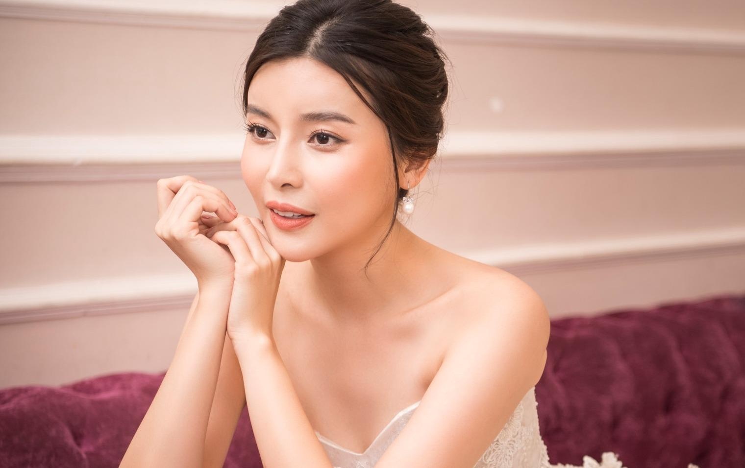 Cao Thai Ha khoe dang voi vay cup nguc o hau truong hinh anh