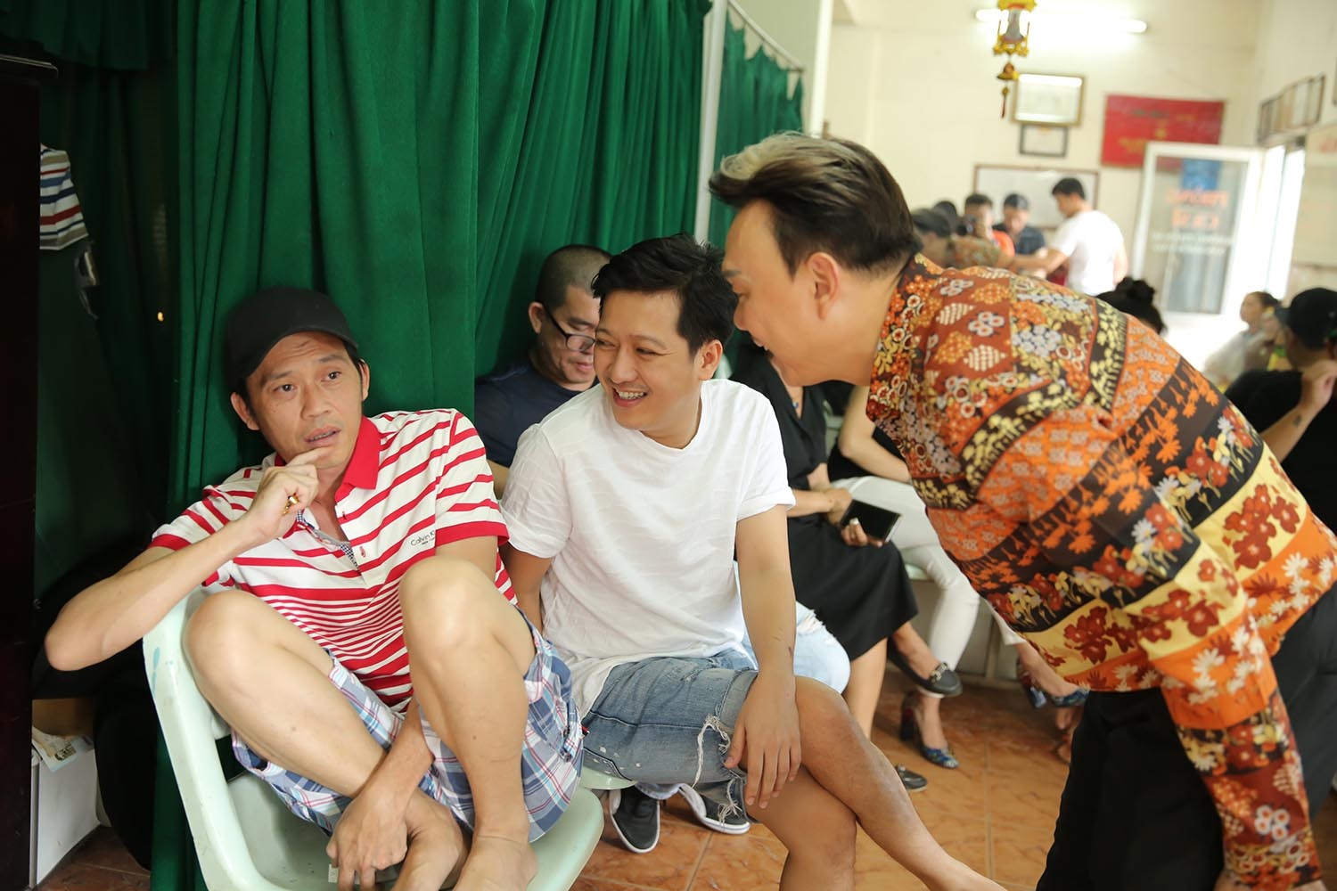 sân khấu trống đồng đóng cửa ảnh 2 san khau trong dong dong cua anh 2