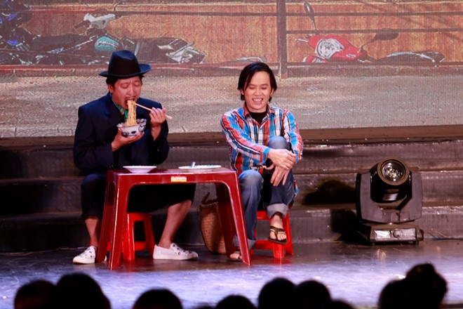 nghe si gan bo voi san khau trong dong anh 1