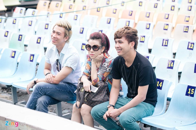 nghe si gan bo voi san khau trong dong anh 6