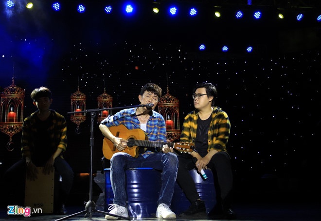 nghe si gan bo voi san khau trong dong anh 9