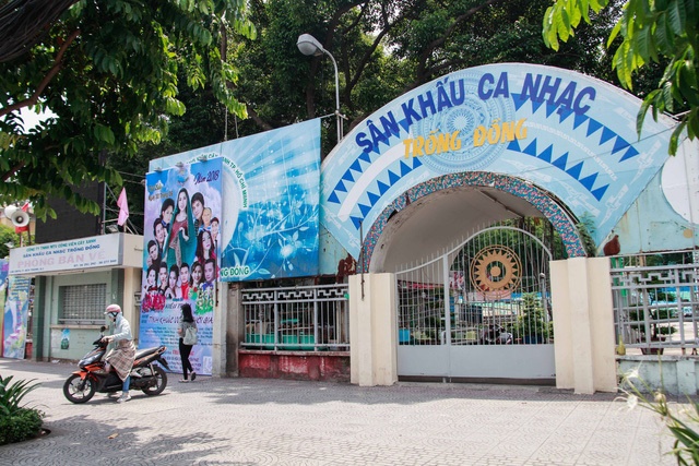 sân khấu trống đồng đóng cửa ảnh 1 san khau trong dong dong cua anh 1