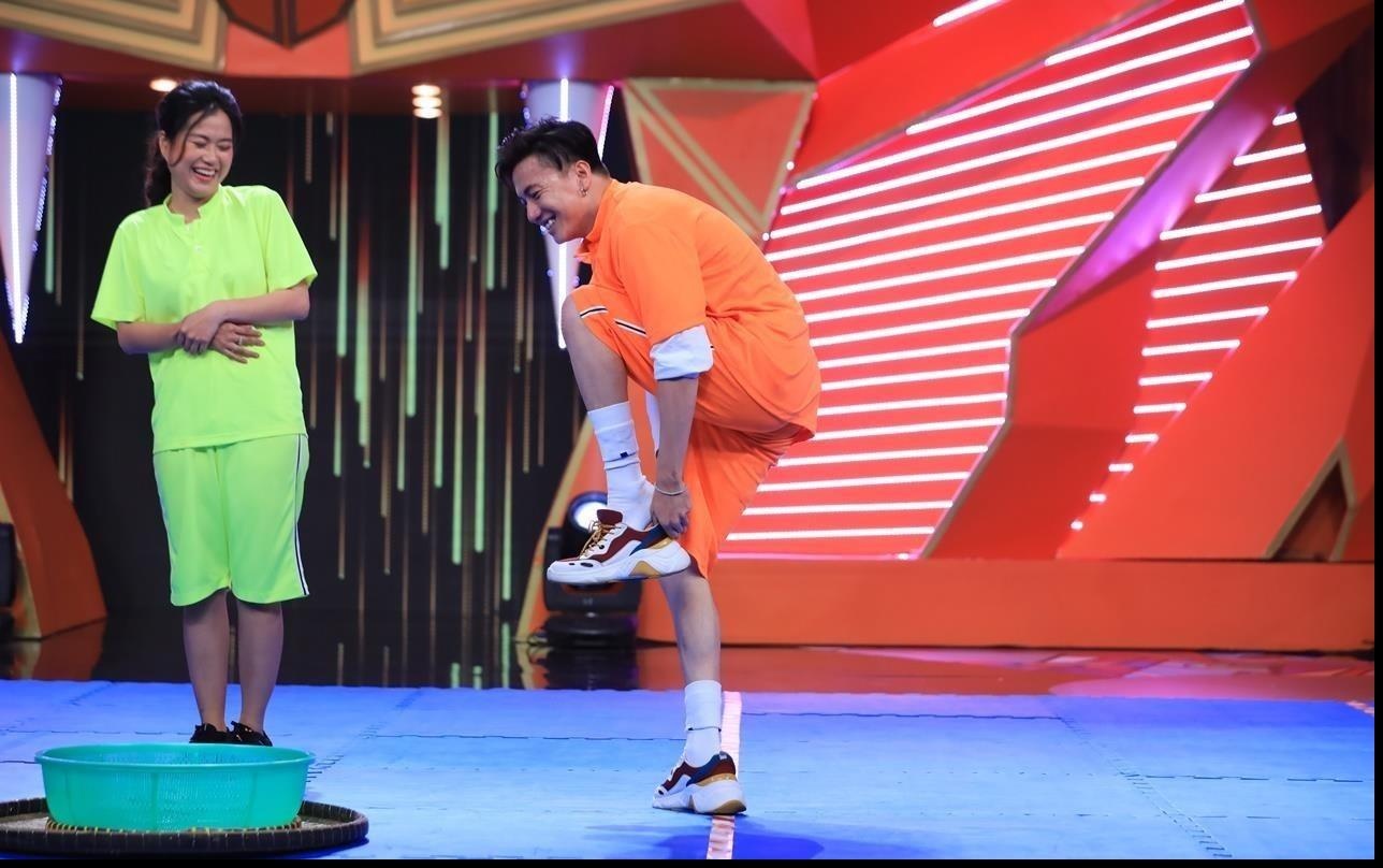 S.T Son Thach nga nhao tren san khau, roi mieng don giay hinh anh