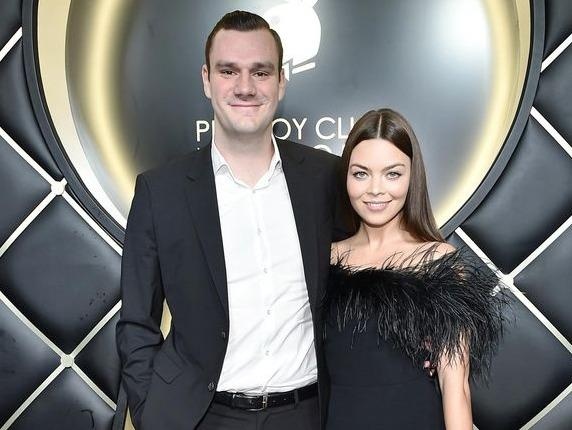 Con trai ong chu Playboy ket hon voi dien vien ‘Harry Potter’ hinh anh