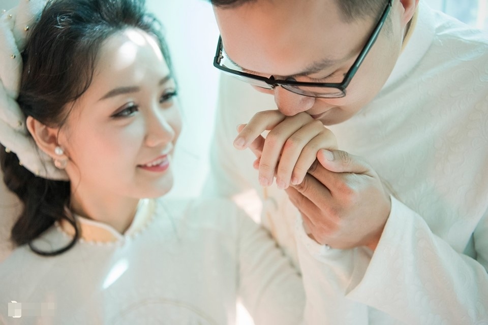 Bien tap vien VTV Thu Ha va ban trai trong le an hoi hinh anh