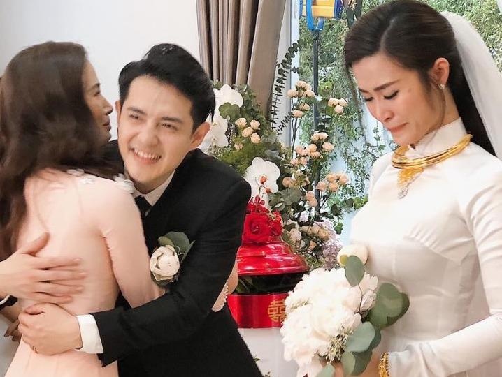 Chi gai Dong Nhi khoc khi giao em gai cho Ong Cao Thang hinh anh