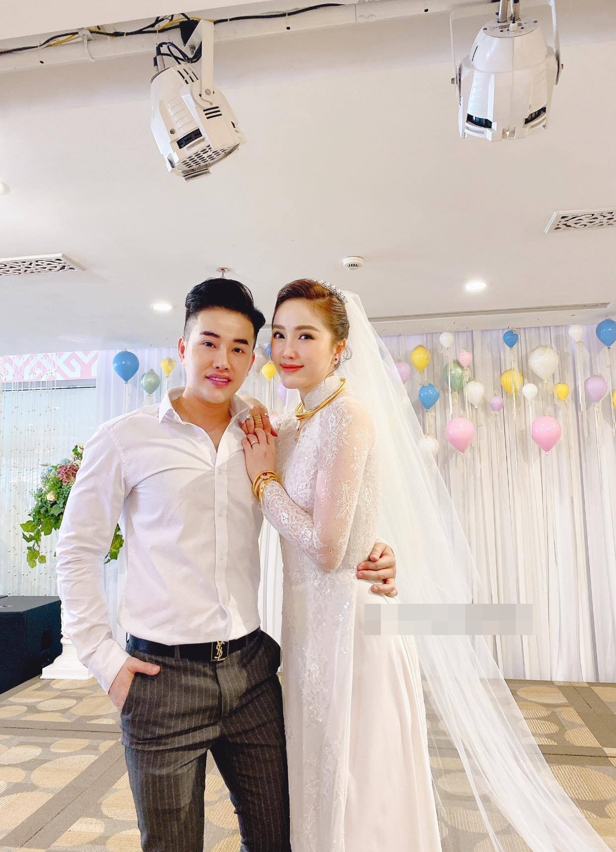 bao thy deo vong vang anh 1