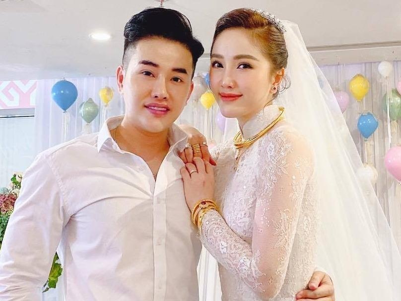 Bao Thy deo vong vang, nhan kim cuong trong le cuoi hinh anh