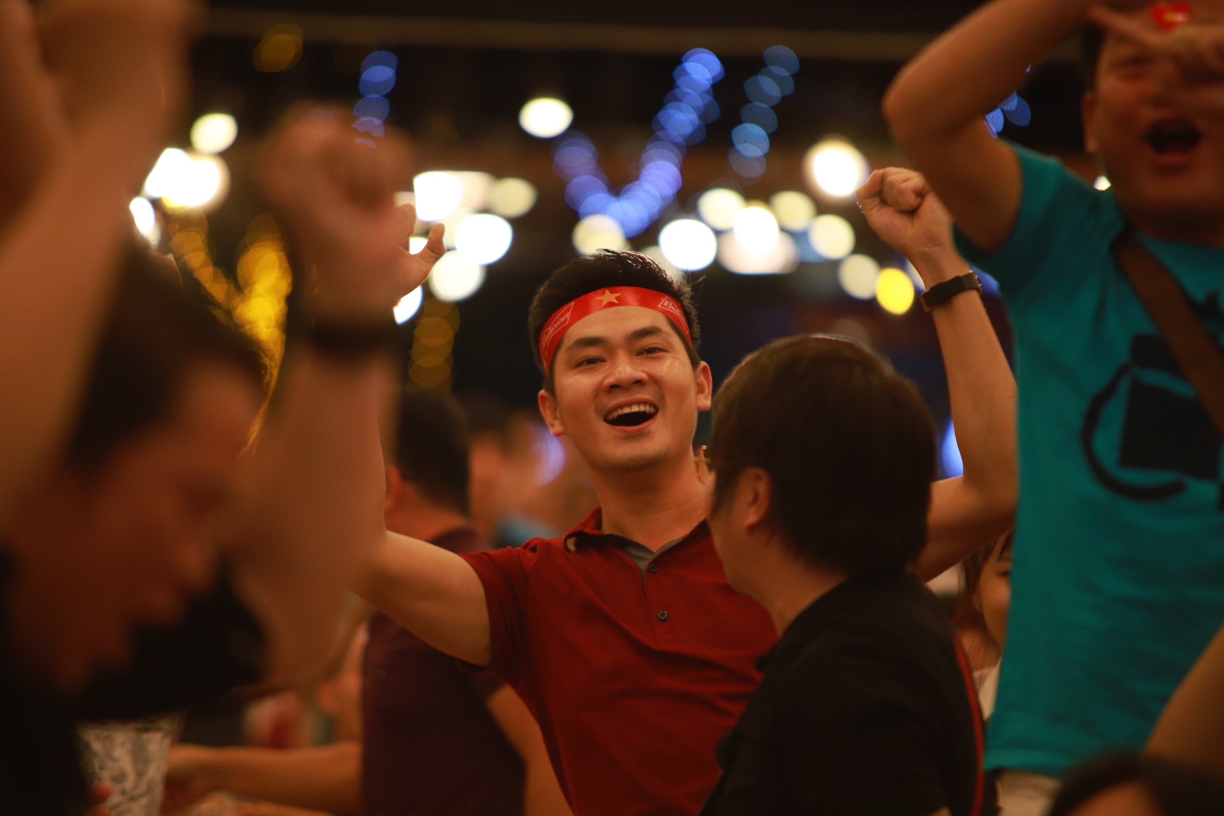 nghe si khoc,  cuoi trong tran bong anh 2