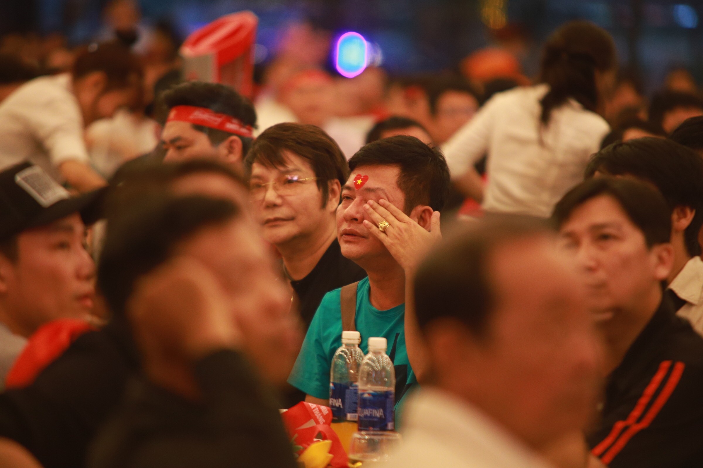 nghe si khoc,  cuoi trong tran bong anh 6