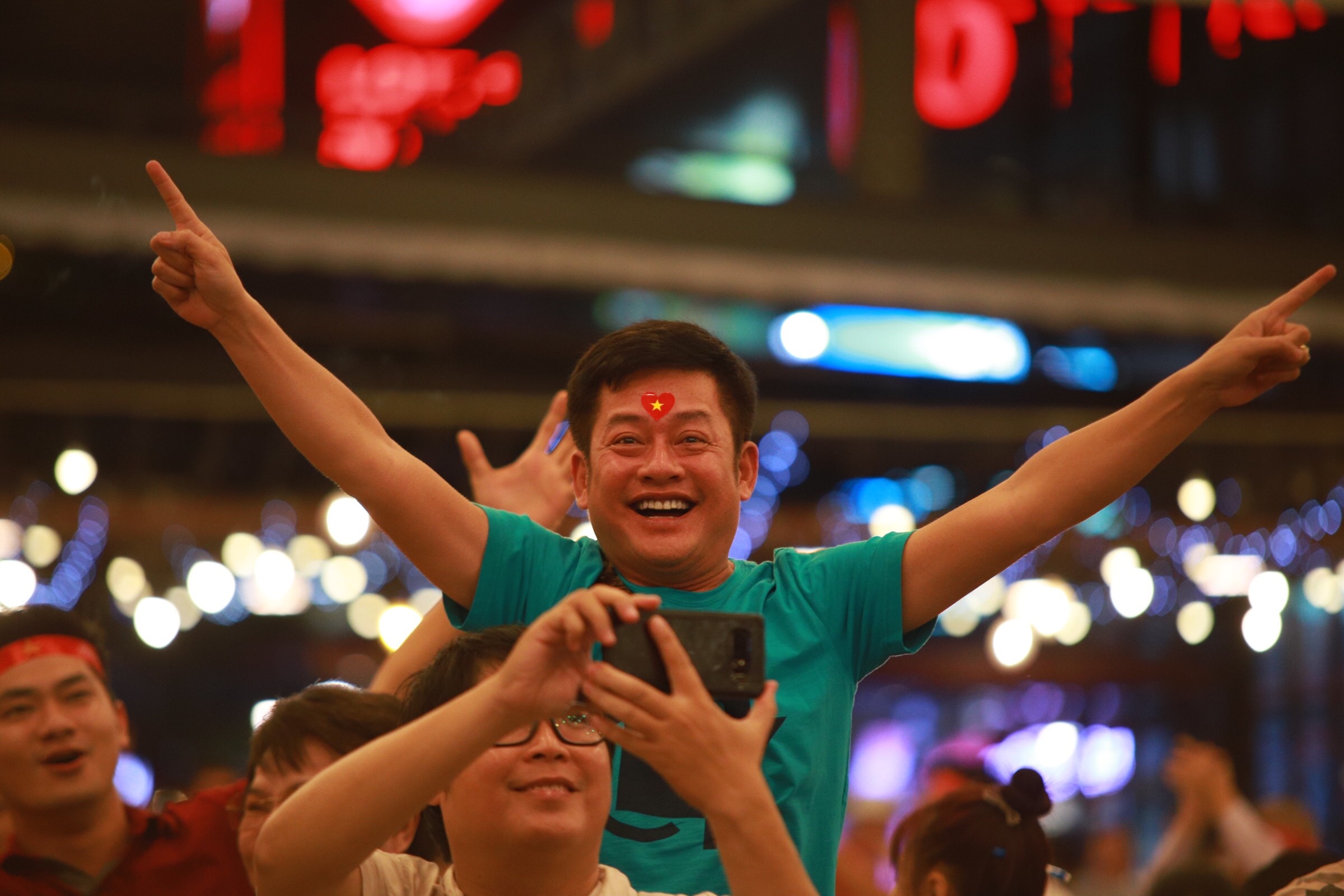 nghe si khoc,  cuoi trong tran bong anh 1