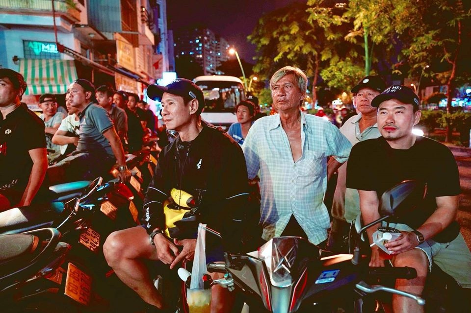 nghe si khoc,  cuoi trong tran bong anh 8