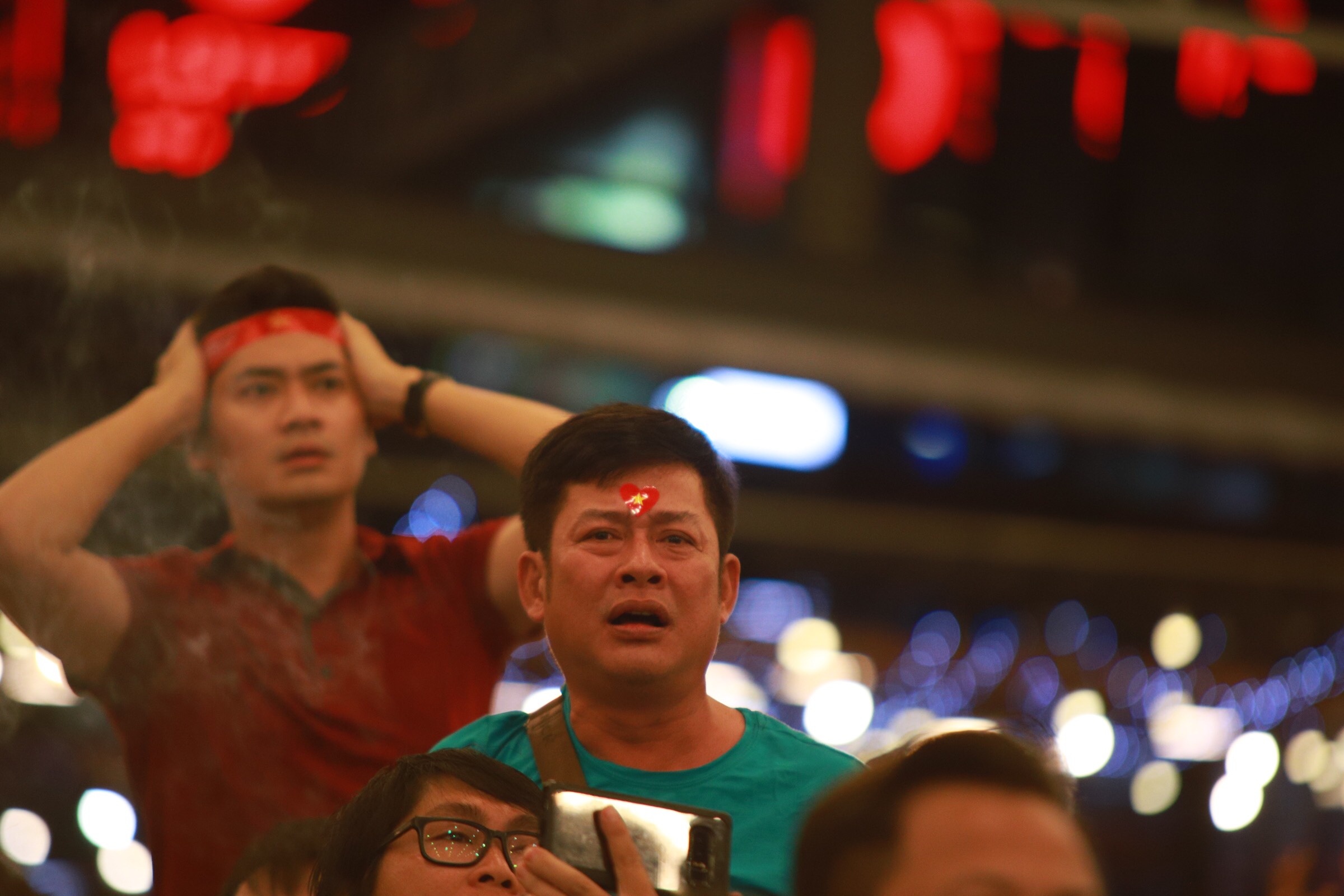 nghe si khoc,  cuoi trong tran bong anh 7