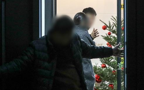 Goo Hara van trang tri cay thong Noel truoc khi qua doi hinh anh