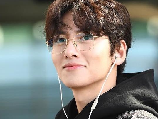 Ji Chang Wook co mat o san bay, chuan bi toi Viet Nam hinh anh