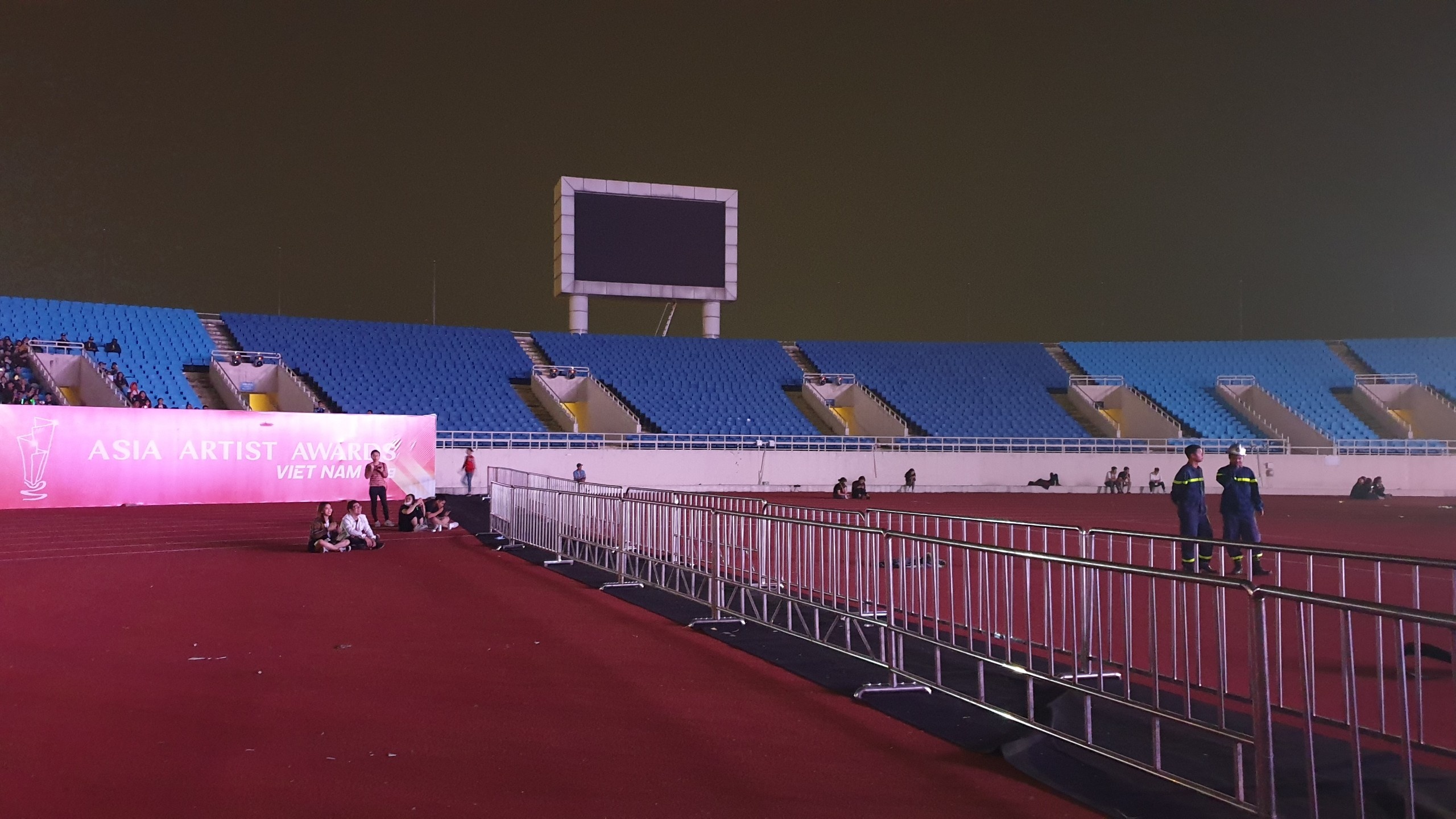 khán giả xem AAA ngồi gần toilet ảnh 5 khan gia xem AAA ngoi gan toilet anh 5