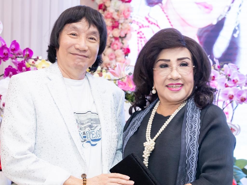 NSND Minh Vuong den chuc mung danh ca Le Thuy ra mat hoi ky hinh anh