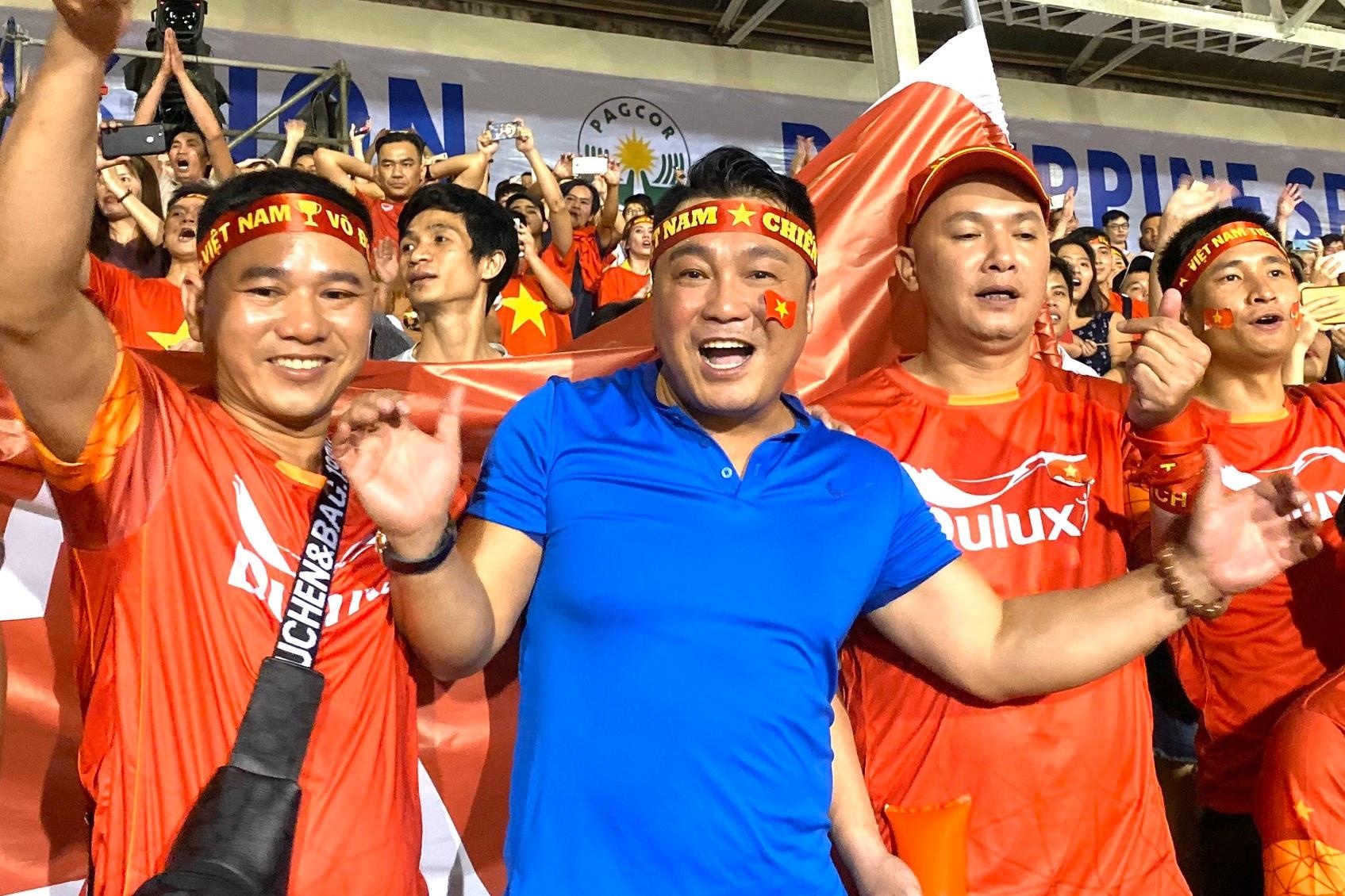 Ly Hung va hang tram CDV o Manila ho reo khi Viet Nam thang Indonesia hinh anh