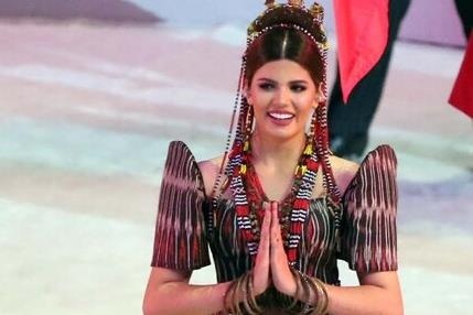 Hoa hau dong hanh cung doan Viet Nam trong dem khai mac SEA Games hinh anh