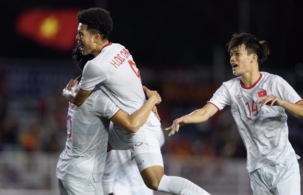 Dan sao vo oa truoc ban thang cua Ha Duc Chinh o cuoi hiep 2 hinh anh