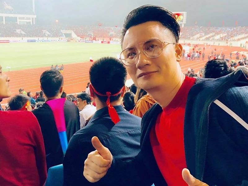 Nhieu nghe si dong vien Bui Tien Dung truoc tran gap Singapore hinh anh