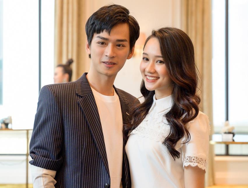 Truc Anh va Tran Nghia cam on dao dien Victor Vu vi 'Mat biec' hinh anh