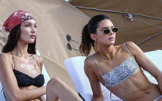 Kendall Jenner, Bella Hadid khoe dang voi bikini hinh anh