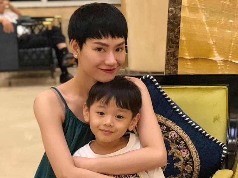 Ve ngoai cua hai con trai Tra My Idol hinh anh