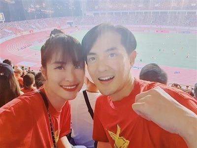 Dong Nhi, Ong Cao Thang va dan sao tin U22 Viet Nam thang Campuchia hinh anh