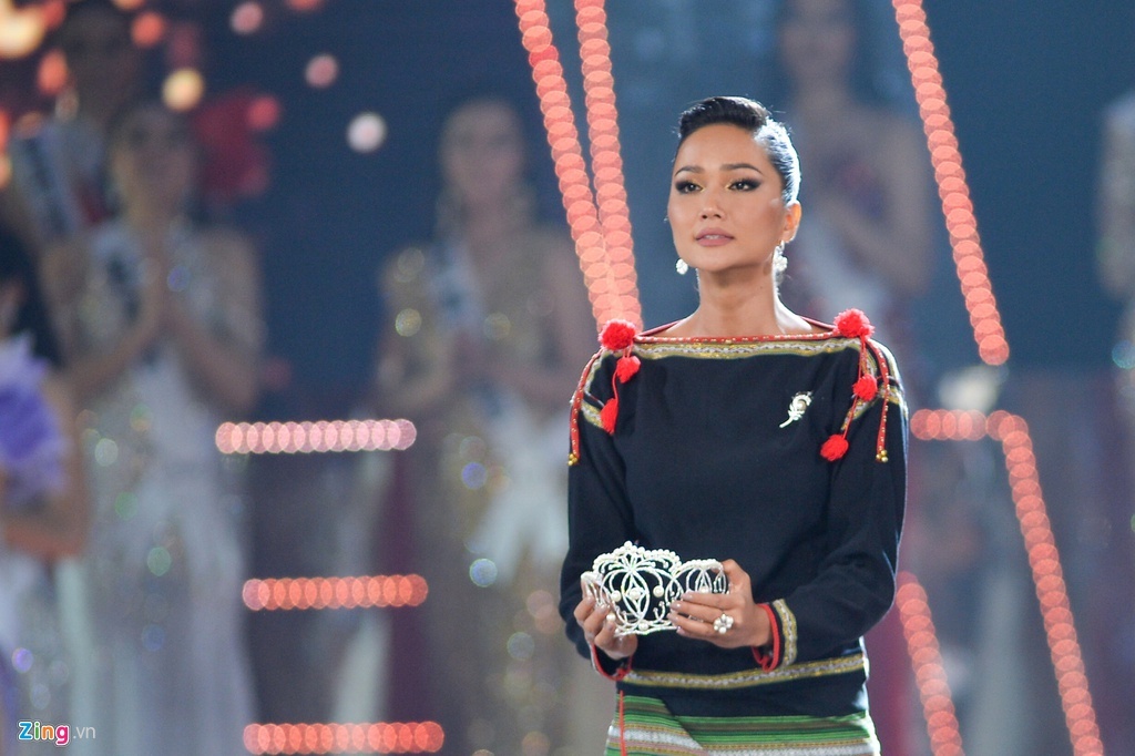 H'Hen Niê khóc khi trao lại vương miên ảnh 2 H'Hen Nie khoc khi trao lai vuong mien anh 2