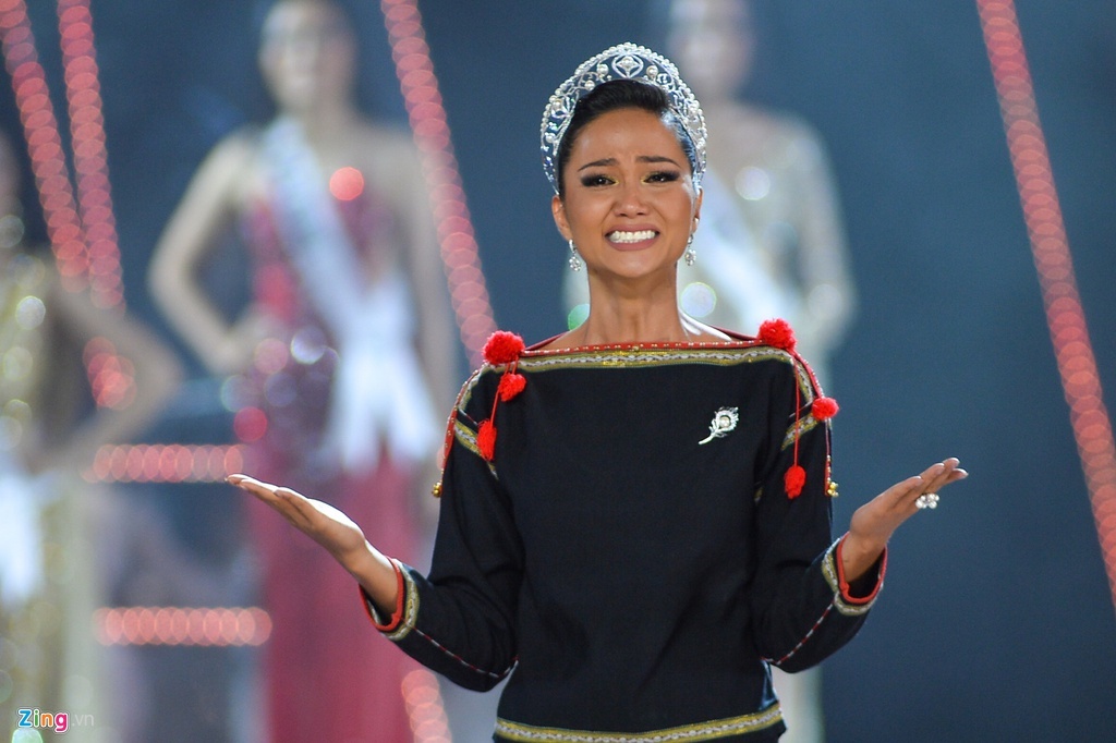 H'Hen Niê khóc khi trao lại vương miên ảnh 1 H'Hen Nie khoc khi trao lai vuong mien anh 1