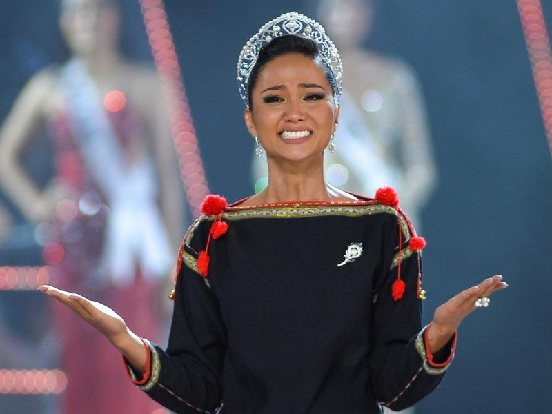 Dan sao xuc dong khi H'Hen Nie di chan tran, trao lai vuong mien hinh anh