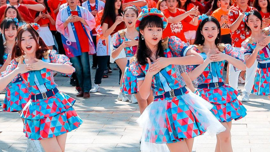 1.200 nguoi tham gia MV cua nhom nhac 'nha giau' SGO48 hinh anh