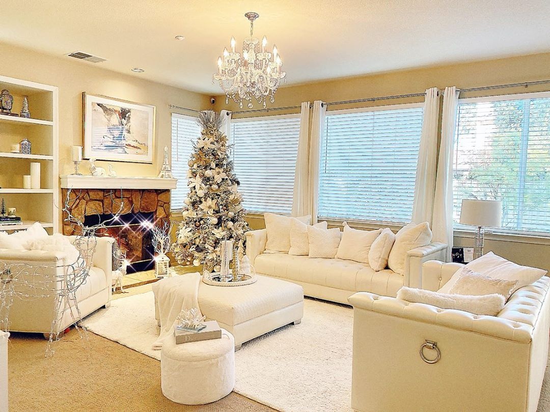 Pham Huong trang hoang biet thu don Noel hinh anh