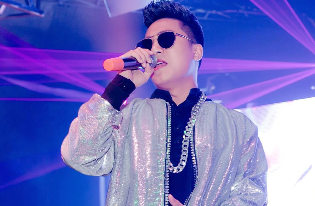 Chau Khai Phong bi khan gia nem dinh len san khau khi dien o Da Nang hinh anh