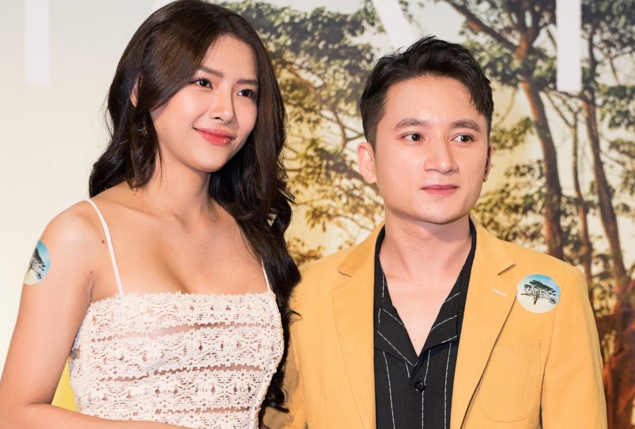 Phan Manh Quynh va ban gai tinh cam du ra mat phim 'Mat biec' hinh anh