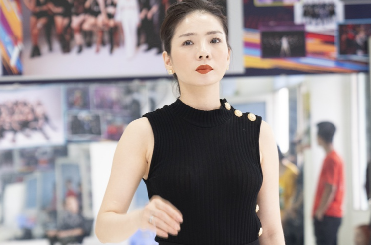 Le Quyen dat vang toan bo dao cu trong live show hinh anh