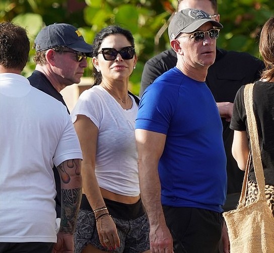 Amazon,  ban gai ty phu Amazon anh 1