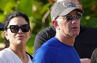 Ban gai ty phu Amazon bi che ngoai hinh hinh anh