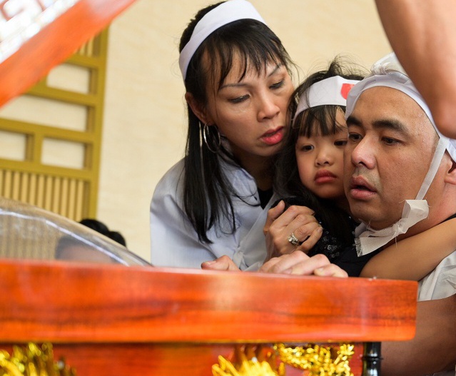 Le tang Chanh Tin: Con trai ve muon, khoc oa truoc linh cuu cha hinh anh